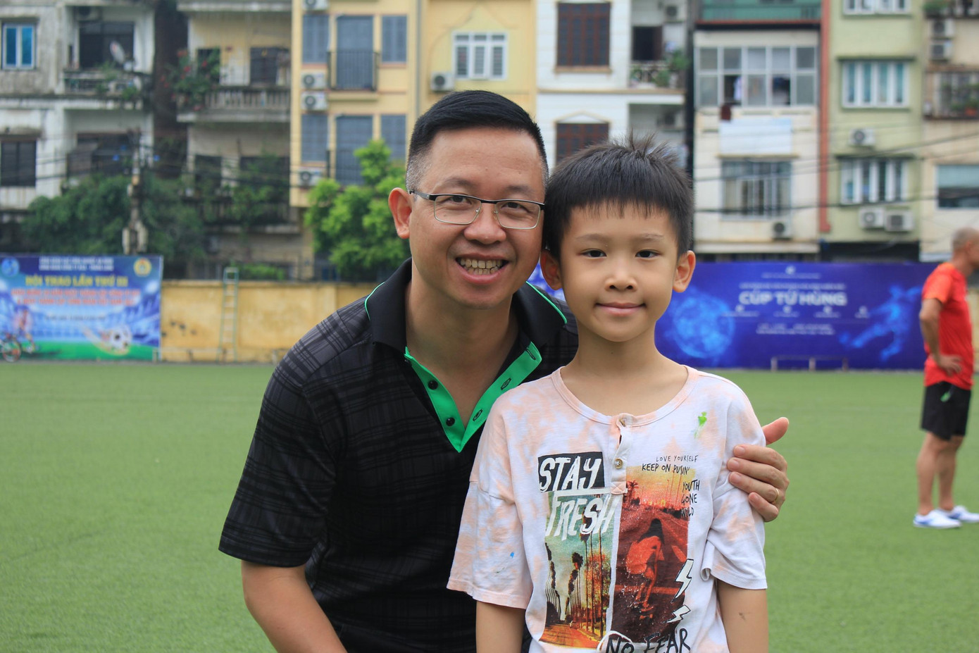 Nhiều cổ động viên nhí hào hứng theo bố mẹ ra sân để cổ vũ cho Giải bóng đá tranh cúp Tứ Hùng.