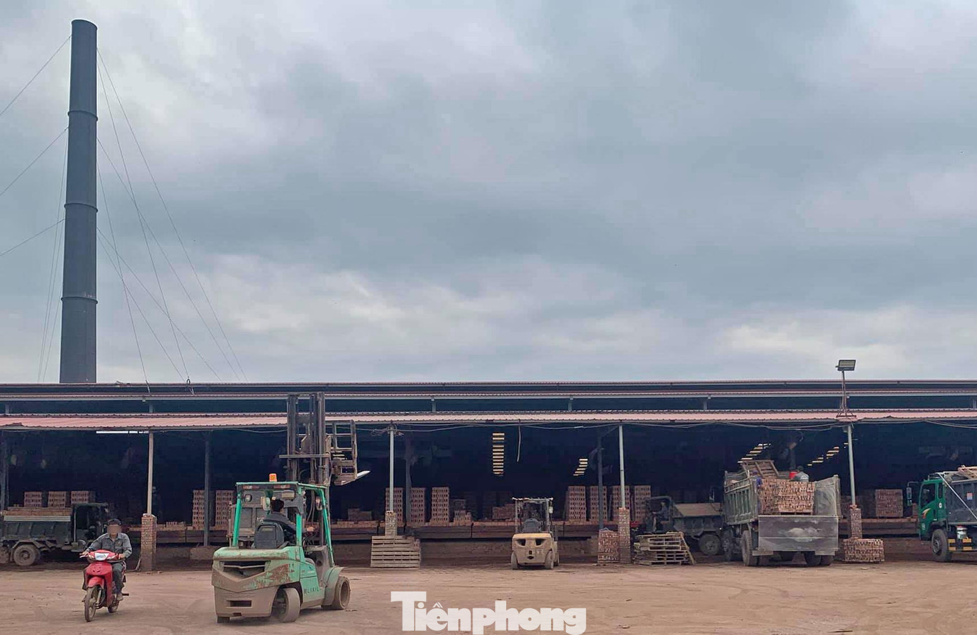 Công ty Cổ phần gạch tuynen Thanh Mai Bắc Giang nhận chuyển nhượng, thuê quyền sử dụng đất trồng lúa nước của 70 hộ gia đình, cá nhân với diện tích 23.184 m2 để làm bãi chứa nguyên liệu sản xuất gạch khi chưa có văn bản chấp thuận. (Ảnh minh họa)