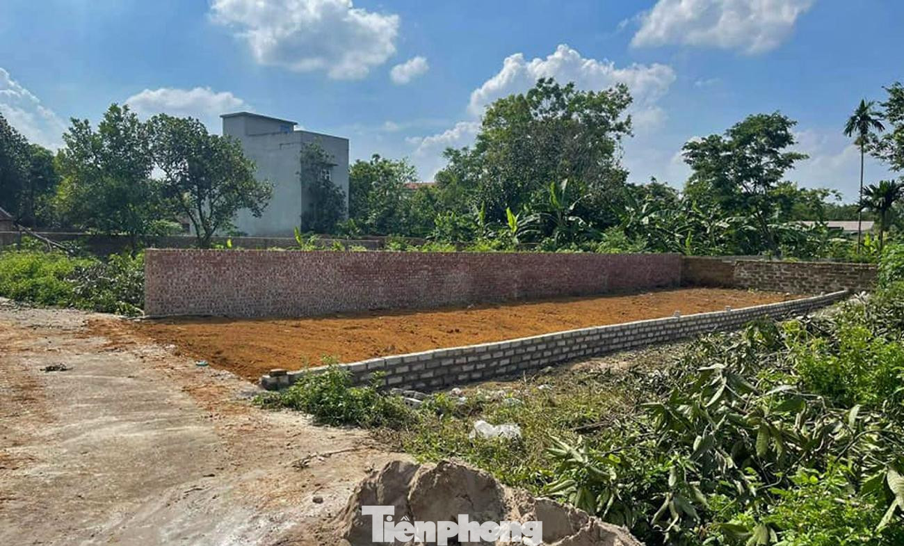 "Thủ phủ" phân lô, bán nền ở Thạch Thất giờ đây đã vãn cảnh môi giới, nhà đầu tư tấp nập đi xem đất. "Thủ phủ" phân lô, bán nền ở Thạch Thất giờ đây đã vãn cảnh môi giới, nhà đầu tư tấp nập đi xem đất.