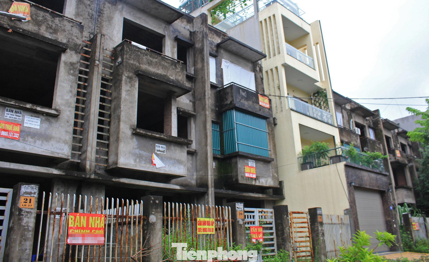 Thị trường bất động sản đang bắt đầu bước vào thời kì “hạ nhiệt” khi khắp nơi xuất hiện biển rao bán nhà, đất với mức giá “cắt lỗ”.