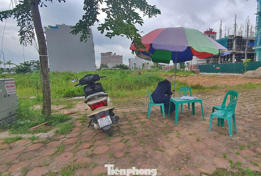 Môi giới nhà, đất tại Bắc Giang bày tỏ sự chán chường với thị trường hiện tại. &quot;Mấy hôm nay, tôi chỉ ra văn phòng cho có, chứ biết là ra cũng chẳng có khách như dạo tháng 5 đổ lại, họa hoằn có vài nhà đầu tư có nhu cầu thật đến nhờ đưa đi xem, nhưng họ tính toán giá kĩ lắm, chả trông chờ nhiều. Chắc là môi giới nhà đất đang vào kỳ nghỉ hè&quot;, anh K môi giới đất khu vực gần Big C Bắc Giang nói.