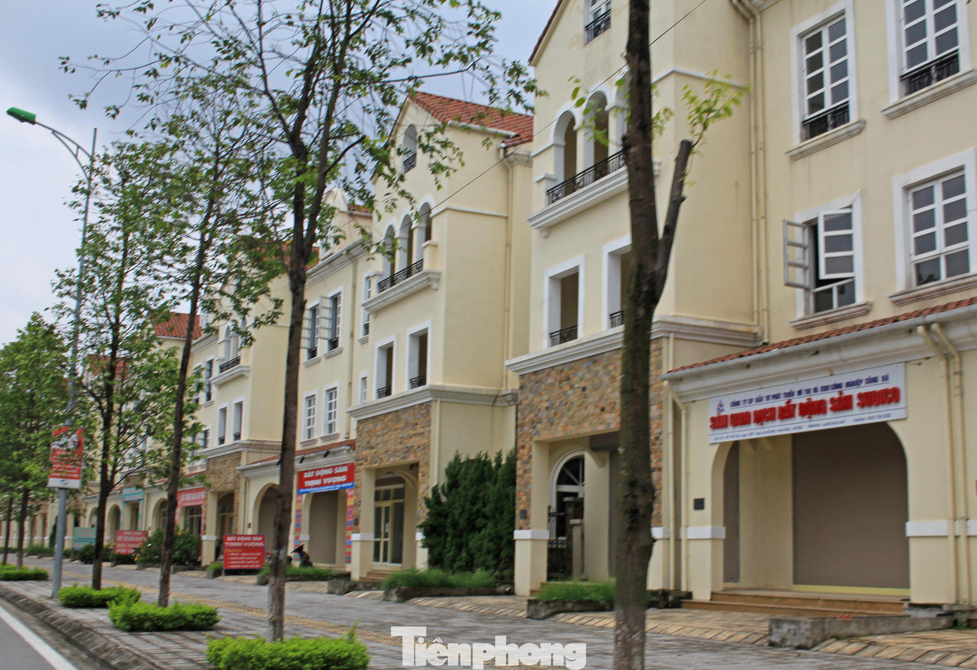 Tương tự Bắc Giang, các văn phòng môi giới nhà đất tại Khu đô thị Nam An Khánh (Hoài Đức, Hà Nội) cũng rơi vào cảnh im lìm, thiếu bóng khách hàng. Thậm chí nhiều văn phòng đã đóng cửa.