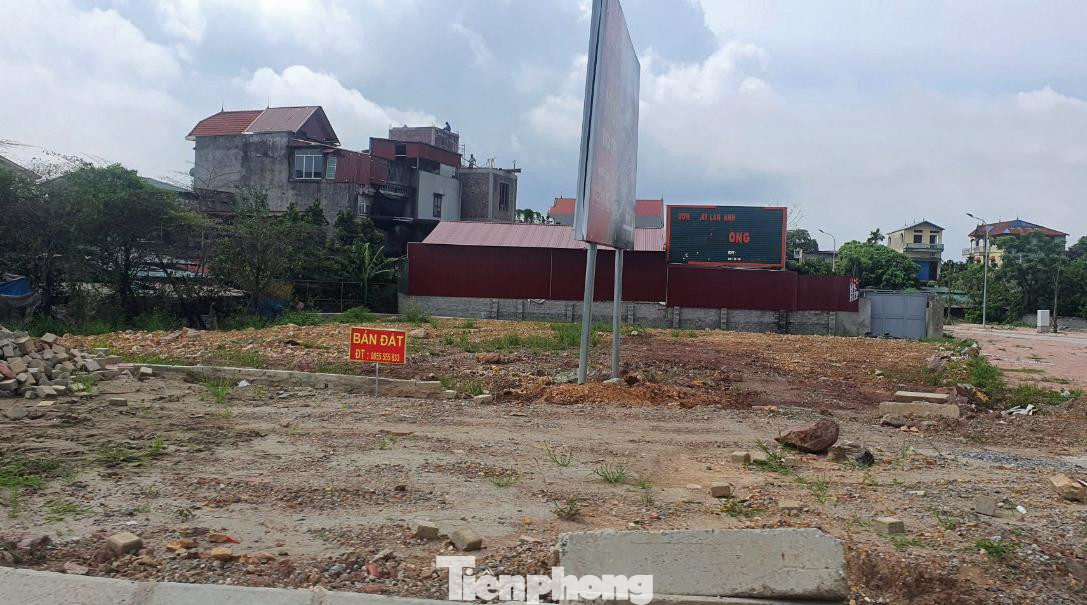 Đất nền ở khu vực chân cầu Mỹ Độ (Bắc Giang), nơi từng là &quot;cơn sốt&quot; đối với các nhà đầu tư nay đã vắng bóng người, biển rao bán đất và bán &quot;cắt lỗ&quot; xuất hiện nhiều nơi.