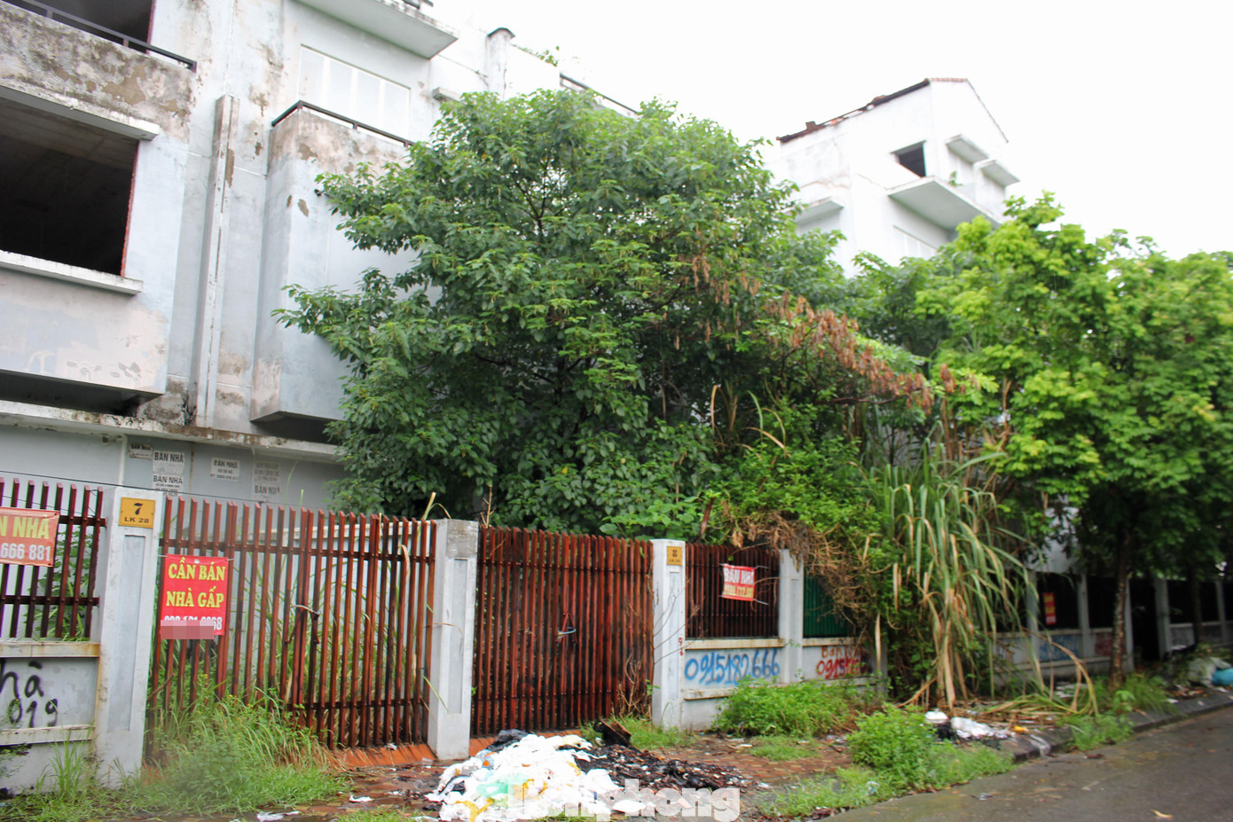 “Độ dịch COVID -19 năm 2021, tôi đã rao bán nhà với mức giá “cắt lỗ” nhẹ nhưng ít người hỏi thăm lắm. Bây giờ nản quá rồi, tôi chấp nhận cắt lỗ sâu hơn, chấp nhận mất hoàn toàn tiền làm nội thất gần 300 triệu đồng, chịu mọi chi phí làm thủ tục sang nhượng, nhưng vẫn chưa thấy ai hỏi”, một người có nhà tại Khu đô thị Vân Canh cho biết.