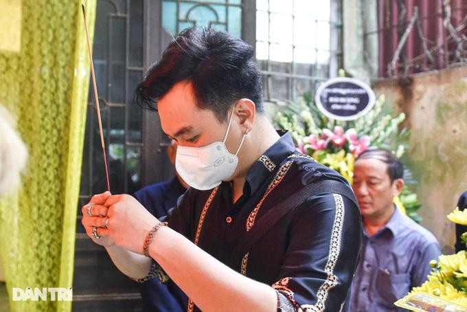 Diễn viên Anh Tuấn (phim "Phố trong làng") đến thắp hương cho cố nghệ sĩ (Ảnh: Toàn Vũ). Diễn viên Anh Tuấn (phim "Phố trong làng") đến thắp hương cho cố nghệ sĩ (Ảnh: Toàn Vũ).