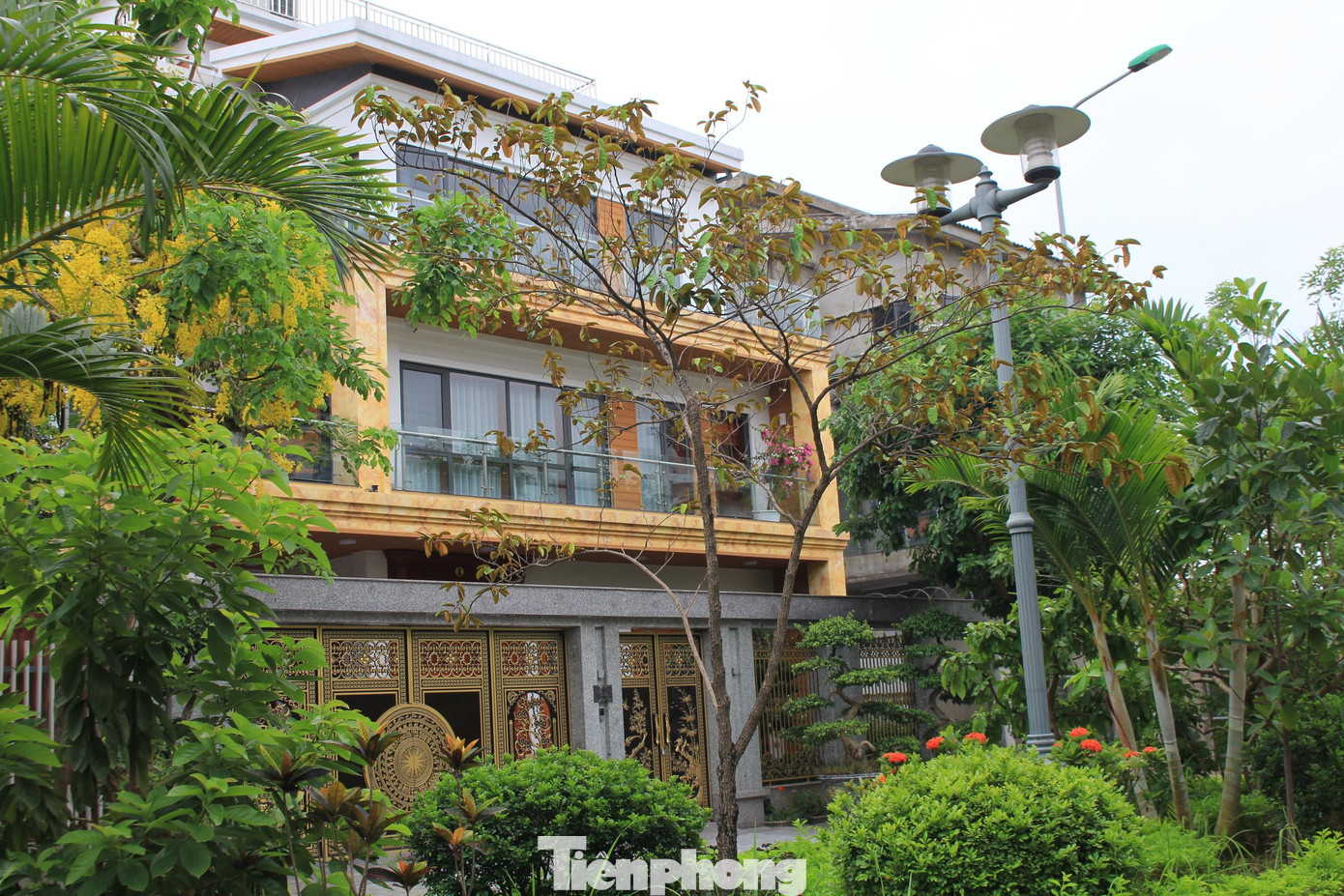 Một số biệt thự đơn lập gần biệt thự BT9 -01 có dấu hiệu tự ý phá bỏ ban công tầng 2, 3, dựng dầm, cột bê tông khiến mỹ quan chung của khu biệt thự bị phá vỡ. Một số biệt thự đơn lập gần biệt thự BT9 -01 có dấu hiệu tự ý phá bỏ ban công tầng 2, 3, dựng dầm, cột bê tông khiến mỹ quan chung của khu biệt thự bị phá vỡ.