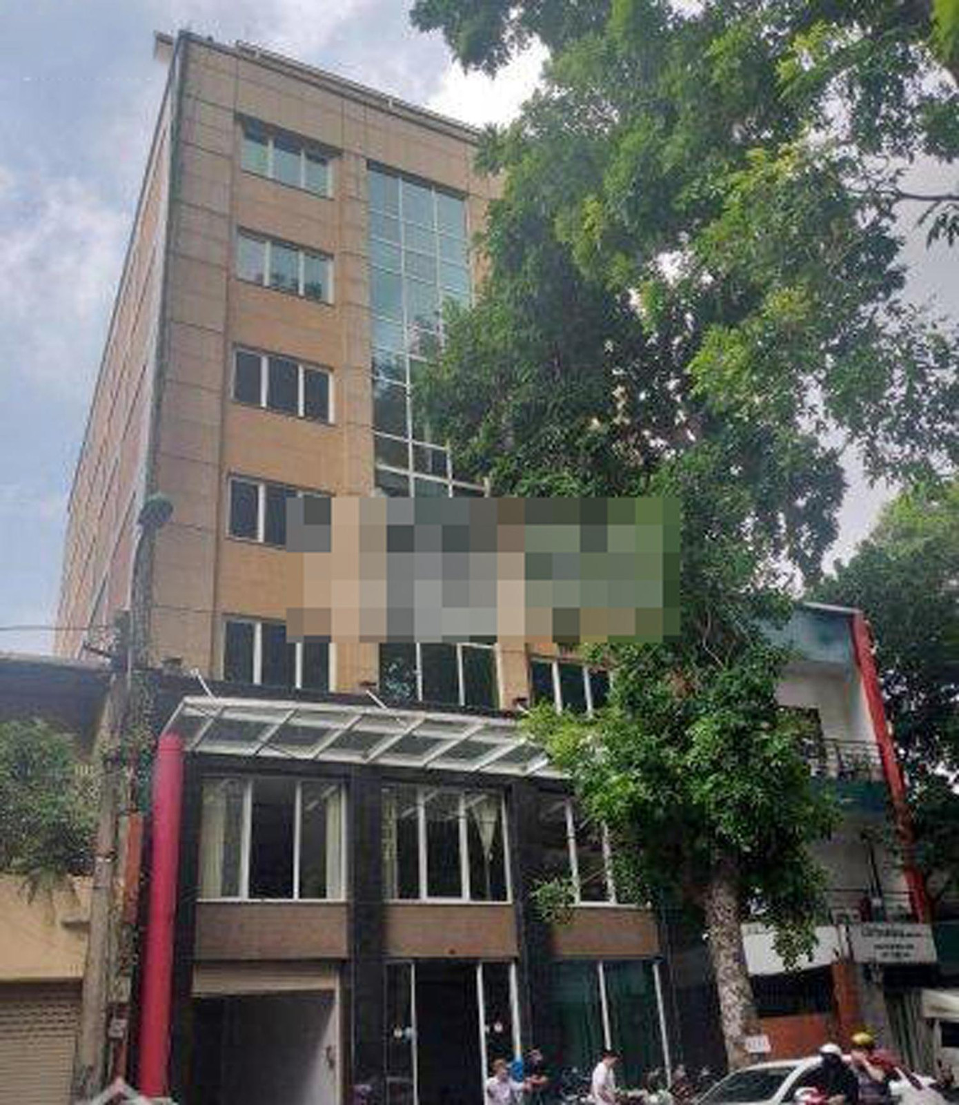 Căn nhà 10 tầng mặt phố Lý Nam Đế, diện tích 460m2, mặt tiền 13m đang được gia chủ ra giá thuê là 920 triệu đồng/m2