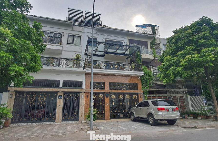 Một số trường hợp cơi nới phần ban công tầng 1, có dấu hiệu vi phạm về xây dựng trong Khu đô thị sinh thái Xuân Phương. Một số trường hợp cơi nới phần ban công tầng 1, có dấu hiệu vi phạm về xây dựng trong Khu đô thị sinh thái Xuân Phương.