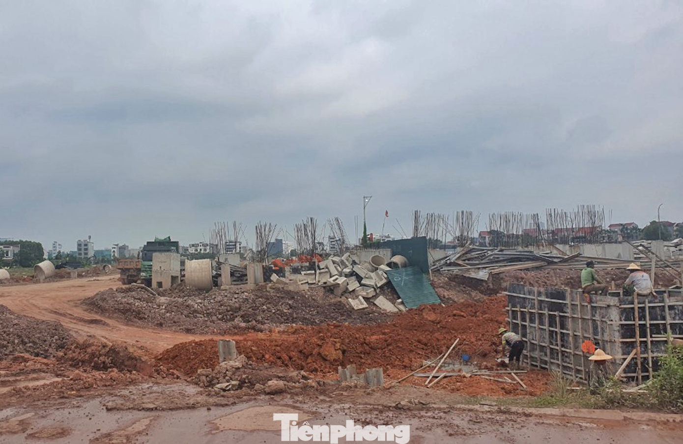 GS Đặng Hùng Võ cho rằng sai lầm của chúng ta là cứ dồn dập đấu giá đất, mà chưa quan tâm đến hiệu quả sử dụng đất.