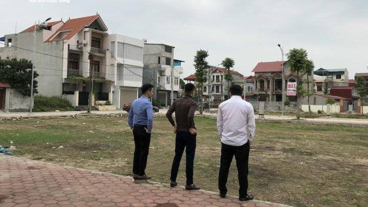 GS. Đặng Hùng Võ, nguyên Thứ trưởng Bộ TN&MT nhận định, đây là thời điểm thích hợp để áp dụng việc đánh thuế cao với người sở hữu nhiều nhà, đất. GS. Đặng Hùng Võ, nguyên Thứ trưởng Bộ TN&MT nhận định, đây là thời điểm thích hợp để áp dụng việc đánh thuế cao với người sở hữu nhiều nhà, đất.