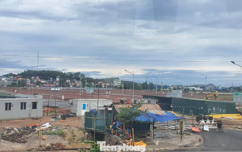 Chuyên gia nhận định, việc “sốt đất” đa phần là các do nhóm môi giới, đầu nậu, cò đất bắt tay để tung thông tin không rõ ràng về quy hoạch, rồi liên kết nâng giá đất ở các khu vực. Chuyên gia nhận định, việc “sốt đất” đa phần là các do nhóm môi giới, đầu nậu, cò đất bắt tay để tung thông tin không rõ ràng về quy hoạch, rồi liên kết nâng giá đất ở các khu vực.