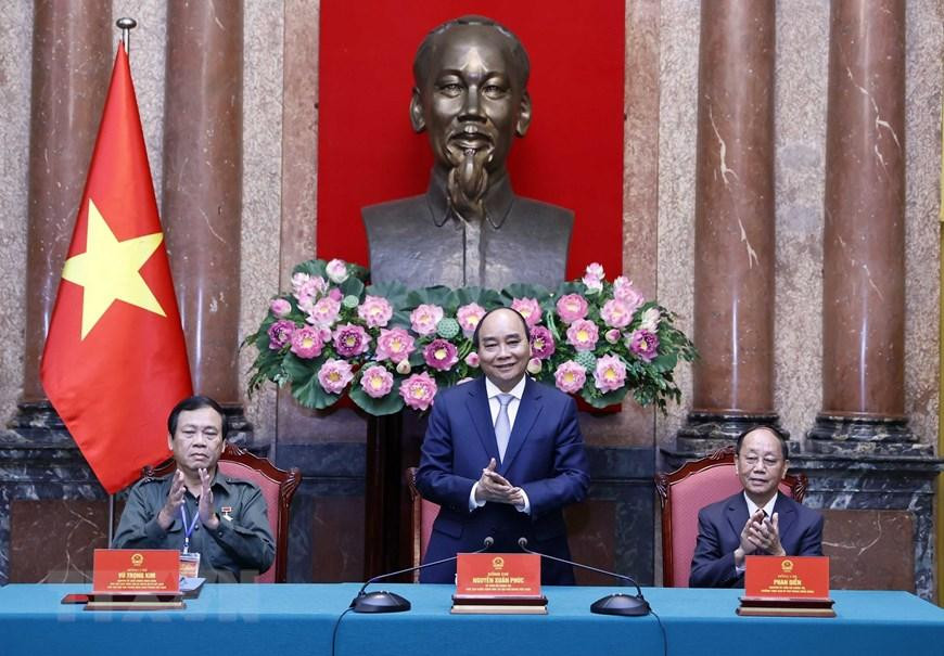 Chủ tịch nước Nguyễn Xuân Phúc tại buổi gặp mặt đoàn đại biểu Hội Cựu thanh niên xung phong. (Ảnh: Thống Nhất/TTXVN)