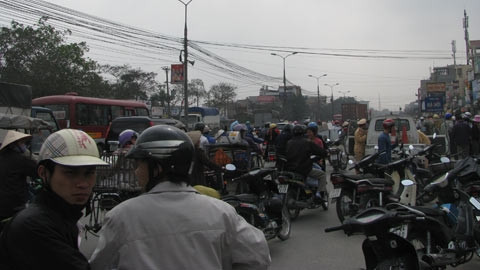 Người dân hiếu kỳ kéo tới xem vụ tai nạn khiến giao thông tắc nghẽn