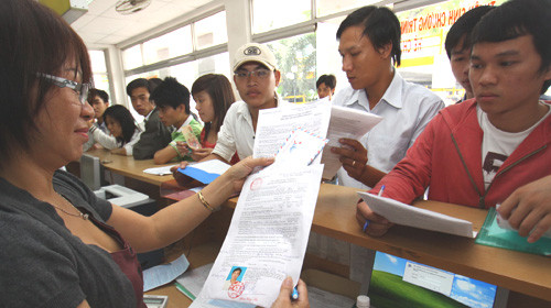 Đông đảo thí sinh và phụ huynh đến nộp hồ sơ đăng ký dự thi ĐH tại Trường ĐH Công nghiệp TP.HCM (sáng 15-4-2011). Hiện có nhiều ý kiến đề nghị bỏ kỳ thi tuyển sinh ĐH. Ảnh: Như Hùng. Đông đảo thí sinh và phụ huynh đến nộp hồ sơ đăng ký dự thi ĐH tại Trường ĐH Công nghiệp TP.HCM (sáng 15-4-2011). Hiện có nhiều ý kiến đề nghị bỏ kỳ thi tuyển sinh ĐH. Ảnh: Như Hùng