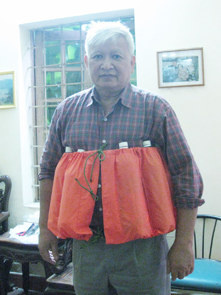 Ông Vũ Tuyên với chiếc áo phao sinh tồn đầu tiên