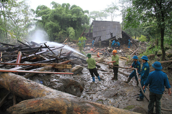 Lực lượng dân quân, thanh niên địa phương dọn dẹp đóng đổ nát