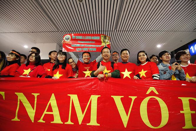 Cổ động viên ngồi xe lăn, truyền máu vẫn cuồng nhiệt cổ vũ U23 Việt Nam ảnh 71