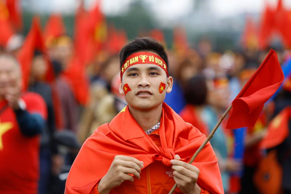 Cổ động viên ngồi xe lăn, truyền máu vẫn cuồng nhiệt cổ vũ U23 Việt Nam ảnh 44