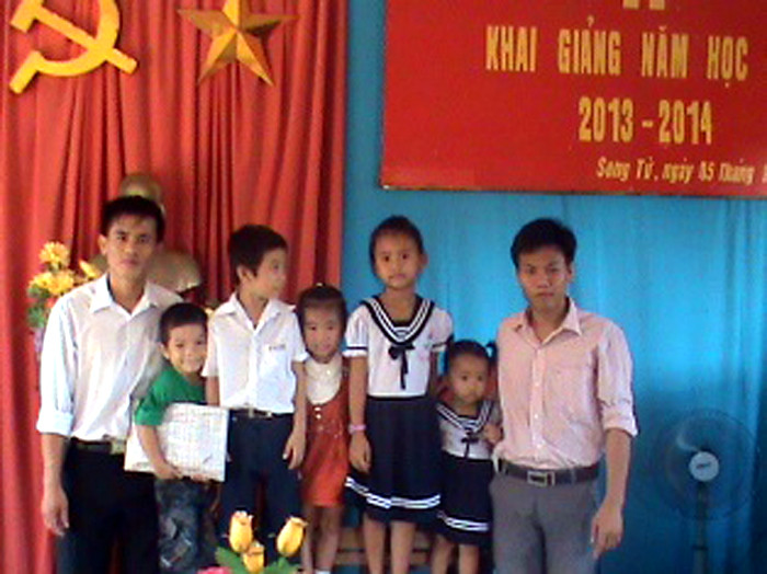 Thầy giáo Lê Văn Mạnh và thầy giáo Lê Xuân Quyết cùng các em nhỏ đảo Song Tử Tây 