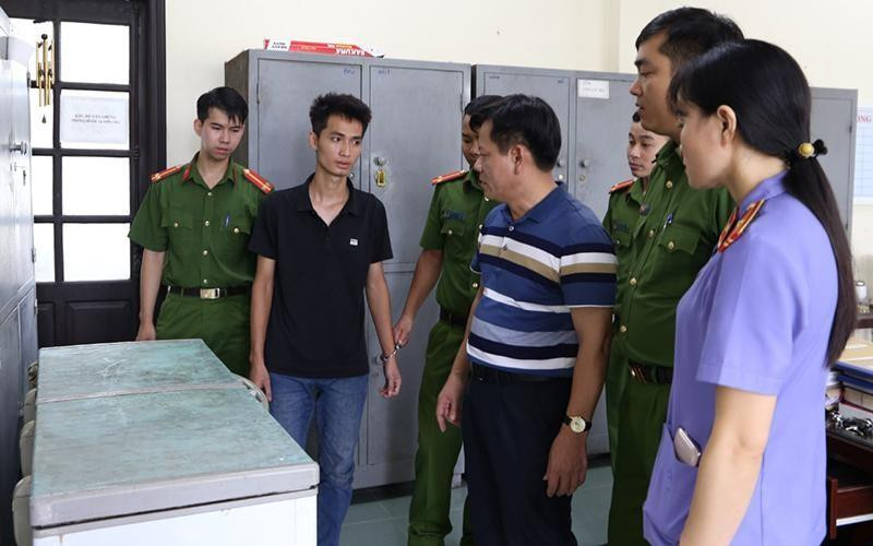 Đối tượng Giang áo sẫm màu. Đối tượng Giang áo sẫm màu.