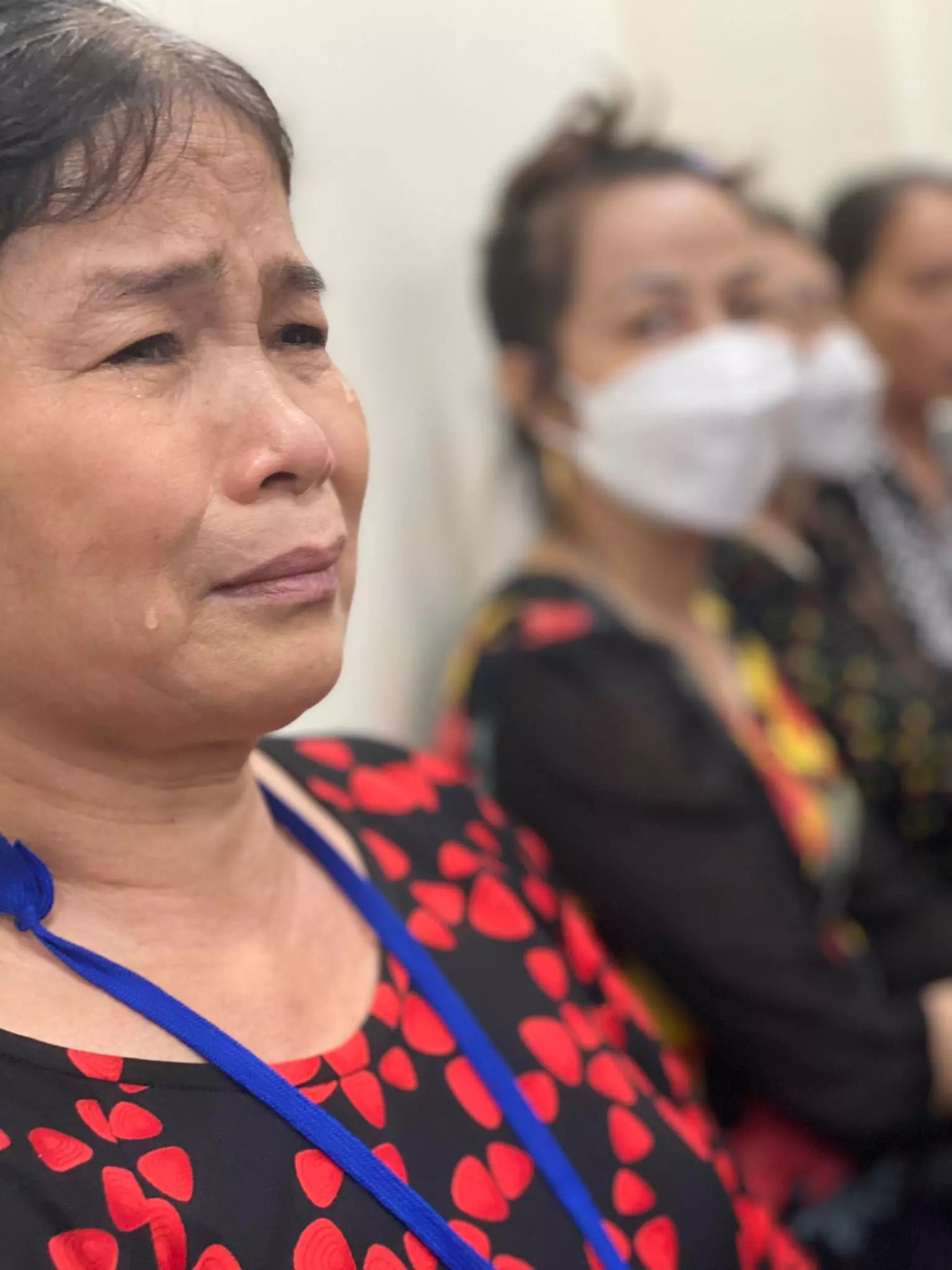 Những giọt nước mắt đắng cay của bà Đinh Thị Thắm. Ảnh: T.Nhung