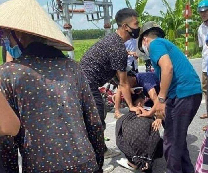 Người dân phối hợp với cảnh sát bắt giữ 2 đối tượng chém nam sinh.