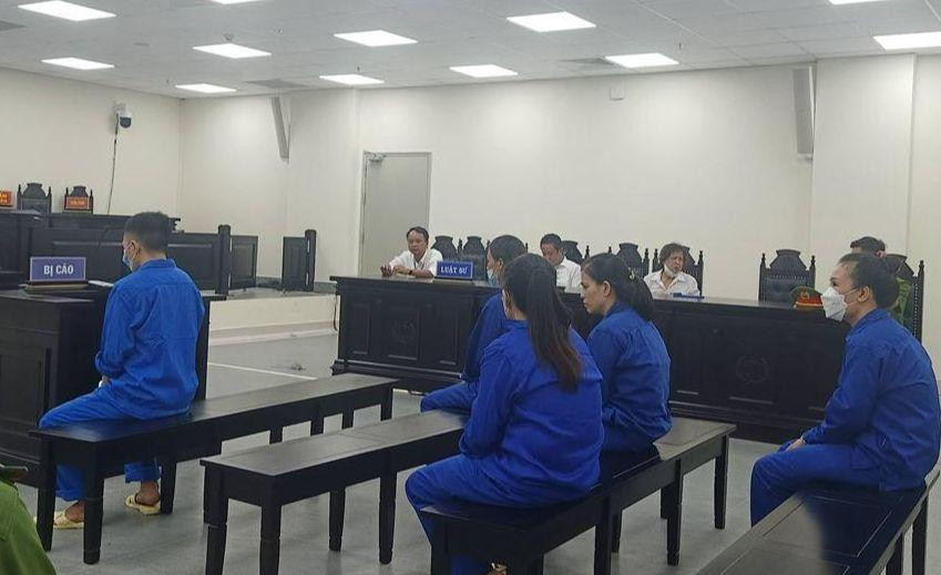 Nhóm bị cáo tại tòa.