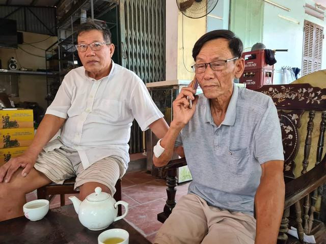 Ông Nguyễn Văn Thược (bên phải) kể lại sự việc. Nghẹt thở giải cứu bé trai 3 tuổi bị siết cổ rồi giấu vào tủ cấp đông - Ảnh 4.