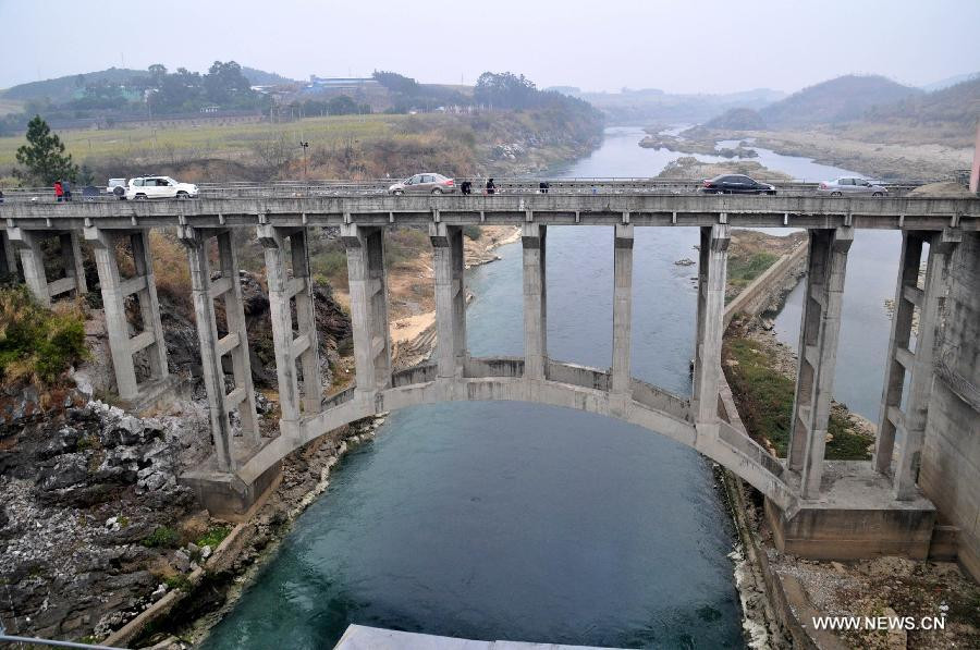 Dòng sông Long Giang chuyển màu do chất độc khiến cá chết hàng loạt. Ảnh: Xinhua