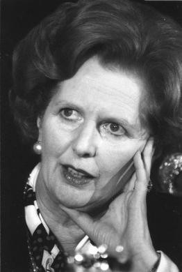 Bà lắng nghe các câu hỏi của phóng viên trong một cuộc họp báo trước khi rời New York vào 24/10/1985