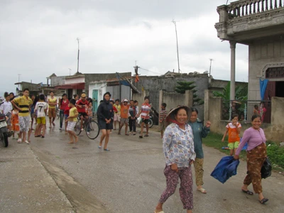 Người dân xã Ngư Lộc đến nơi an toàn tránh bão số 3. Ảnh: Hoàng Lam