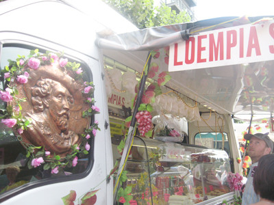  Một quầy bán nem rán và thức ăn nhanh di động của người Việt ở chợ ngoài trời tại thành phố Antwerpen