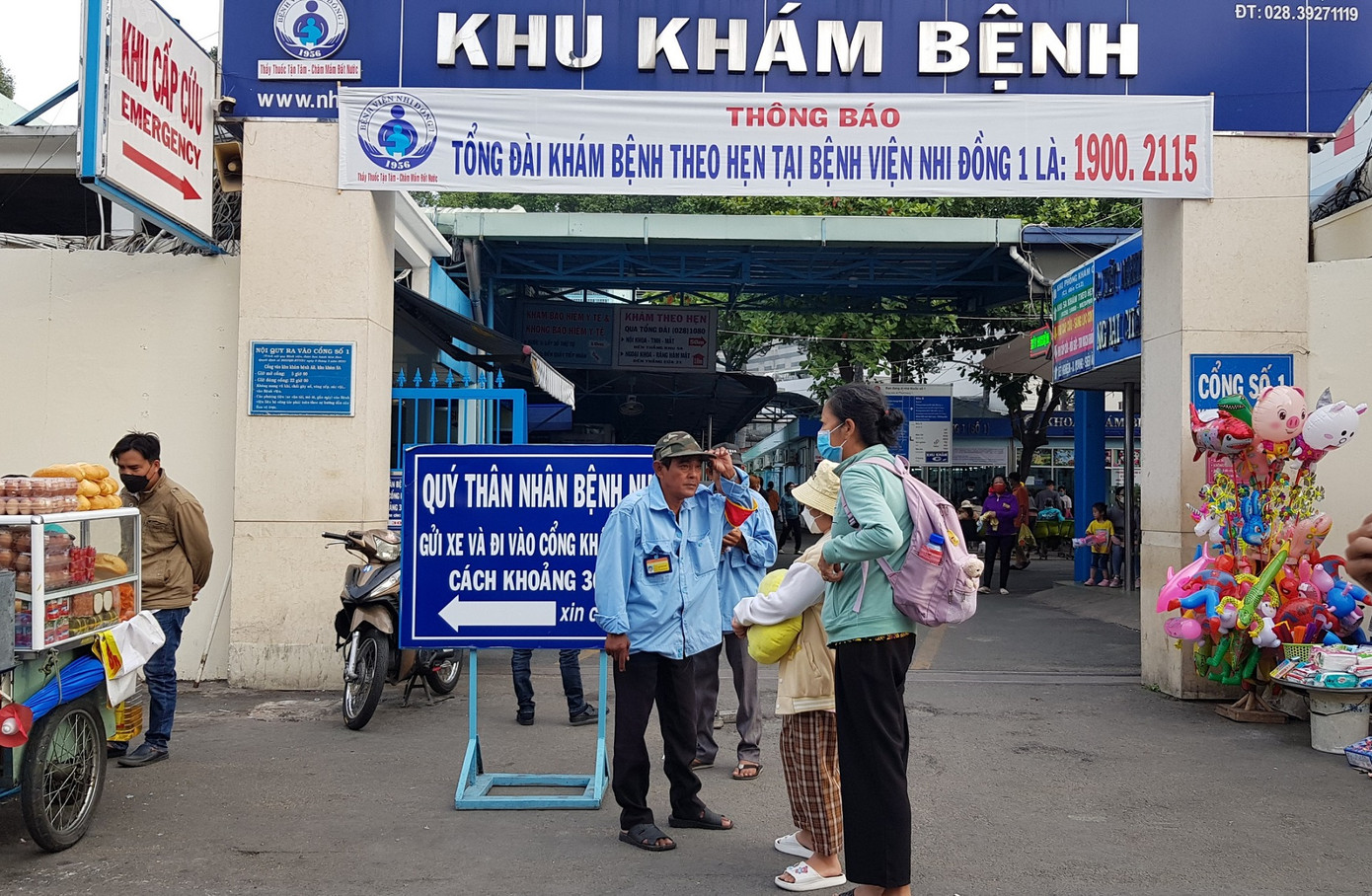 Phụ huynh đưa trẻ đến khám tại Bệnh viện Nhi Đồng 1 vào sáng mùng 6 Tết Phụ huynh đưa trẻ đến khám tại Bệnh viện Nhi Đồng 1 vào sáng mùng 6 Tết