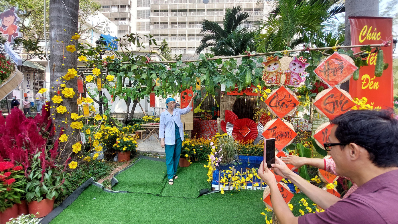 Đường hoa tại Bệnh viện Chợ Rẫy sẽ được duy trì liên tục từ nay đến hết kỳ nghỉ Tết Đường hoa tại Bệnh viện Chợ Rẫy sẽ được duy trì liên tục từ nay đến hết kỳ nghỉ Tết