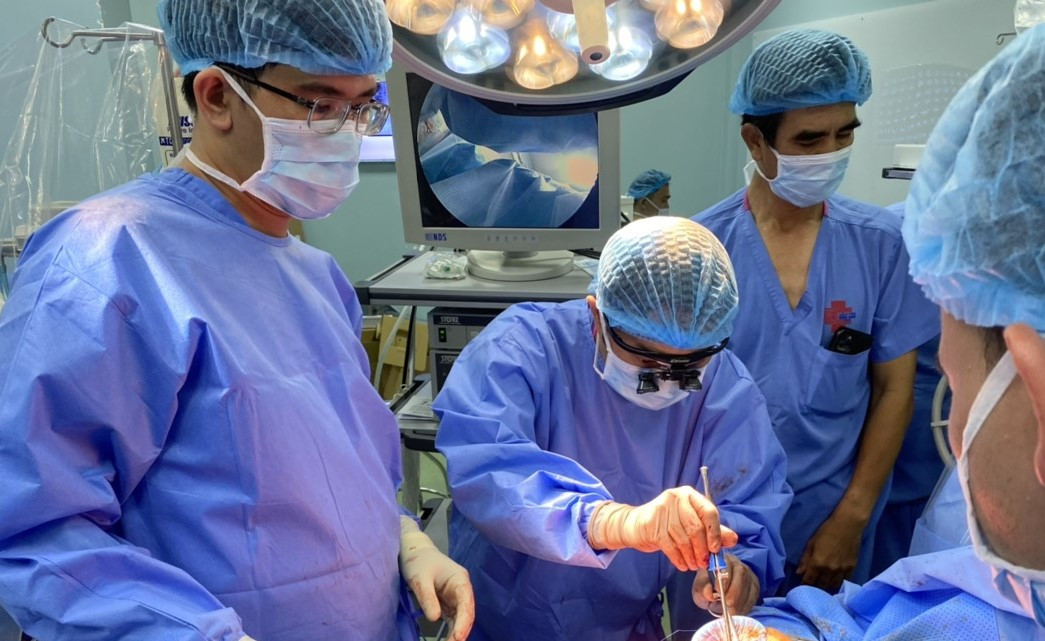 Các bác sĩ thực hiện cuộc phẫu thuật cứu người bệnh thoát khỏi nguy cơ tử vong