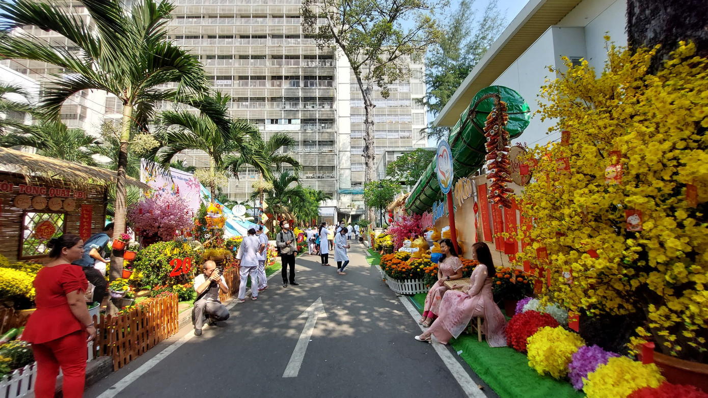 4 năm qua, mỗi độ xuân về, Tết đến, Bệnh viện Chợ Rẫy đều định kỳ tổ chức đường hoa xuân mang đến nét tươi mới và niềm vui cho người bệnh cùng thân nhân 4 năm qua, mỗi độ xuân về, Tết đến, Bệnh viện Chợ Rẫy đều định kỳ tổ chức đường hoa xuân mang đến nét tươi mới và niềm vui cho người bệnh cùng thân nhân