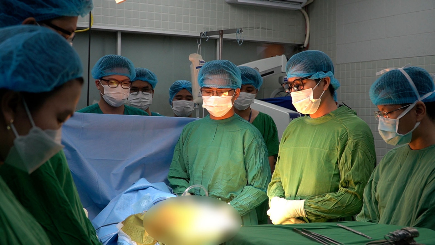 Bệnh nhân không qua được nguy kịch, rơi vào chết não gia đình đã quyết định hiến tạng. Các bác sĩ mặc niệm tiễn biệt người bệnh trước khi tiếp nhận tạng hiến