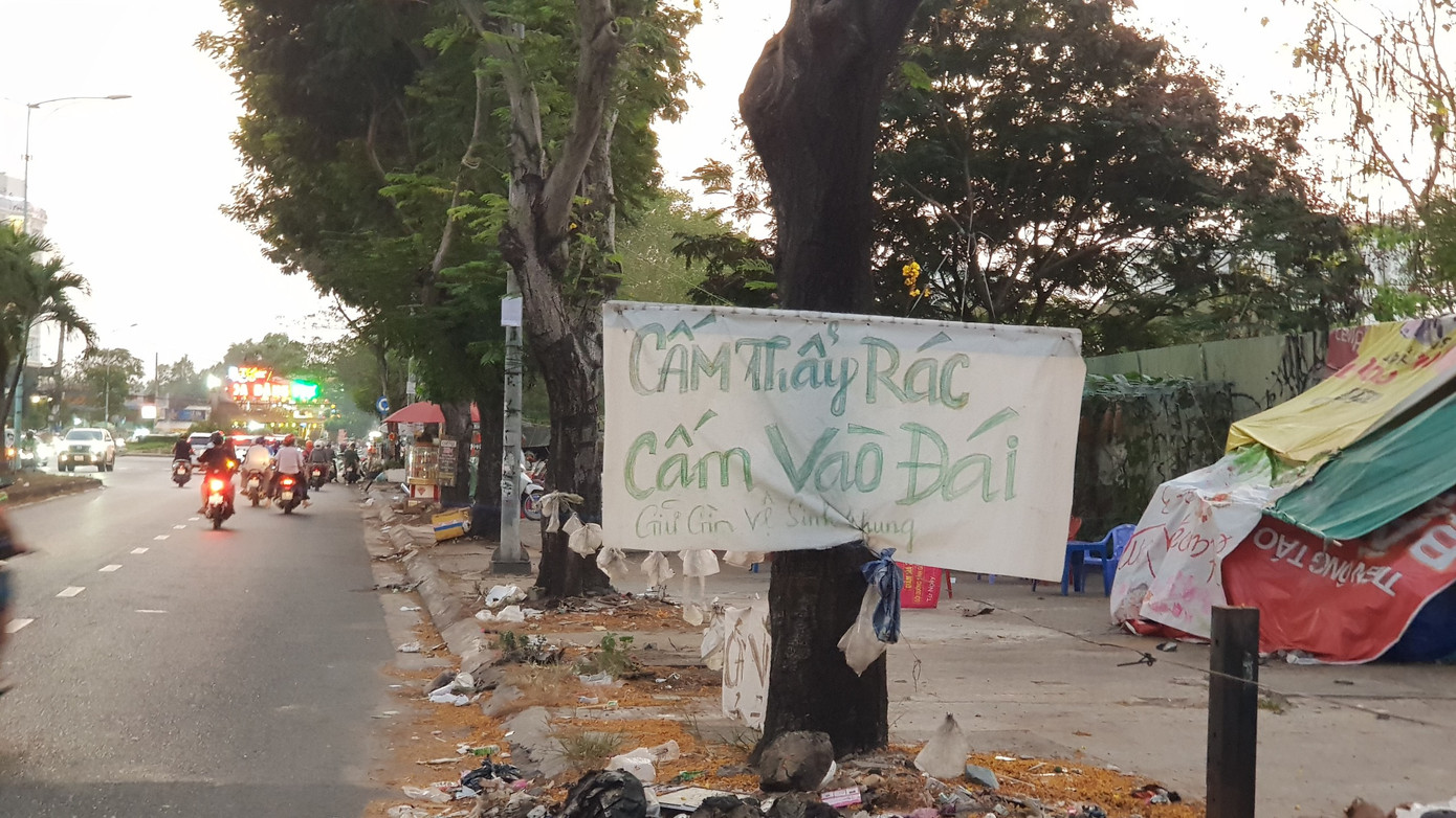 Phóng uế bừa bãi đang là tình trạng chung, xuất hiện mọi lúc, mọi nơi ở TPHCM