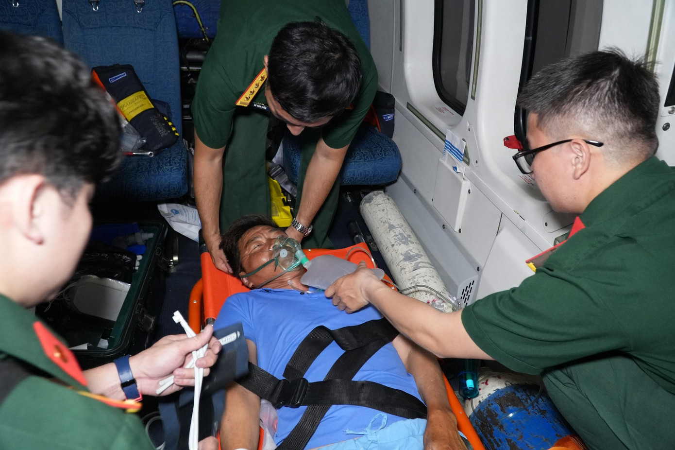 Ngư dân rơi vào tình trạng nguy kịch do giảm áp trong khi lặn sâu đánh bắt hải sản Ngư dân rơi vào tình trạng nguy kịch do giảm áp trong khi lặn sâu đánh bắt hải sản