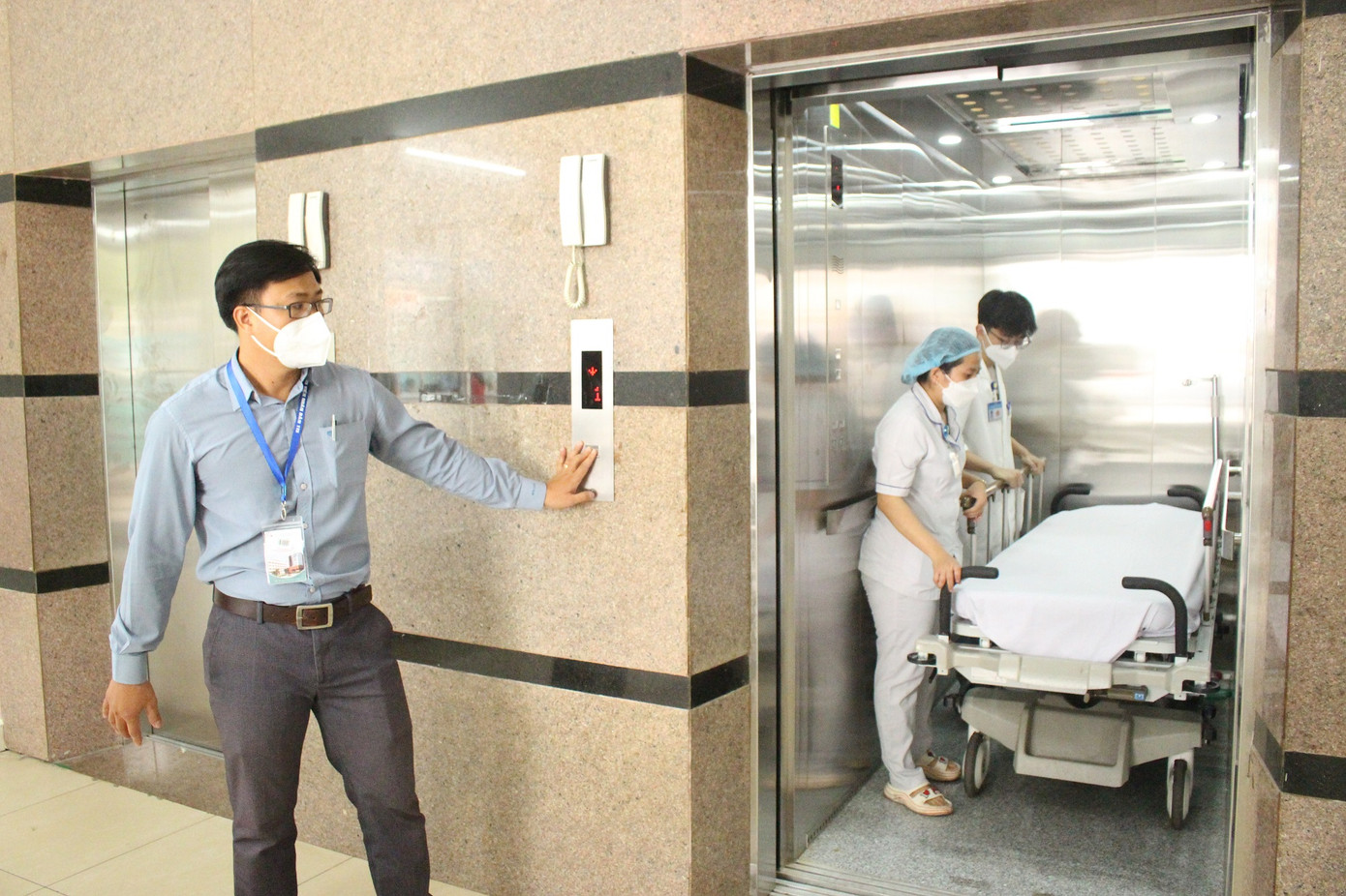 Hai đầu của đường hầm đều được kết nối với hệ thống thang máy đủ rộng để chuyển bệnh bằng băng ca