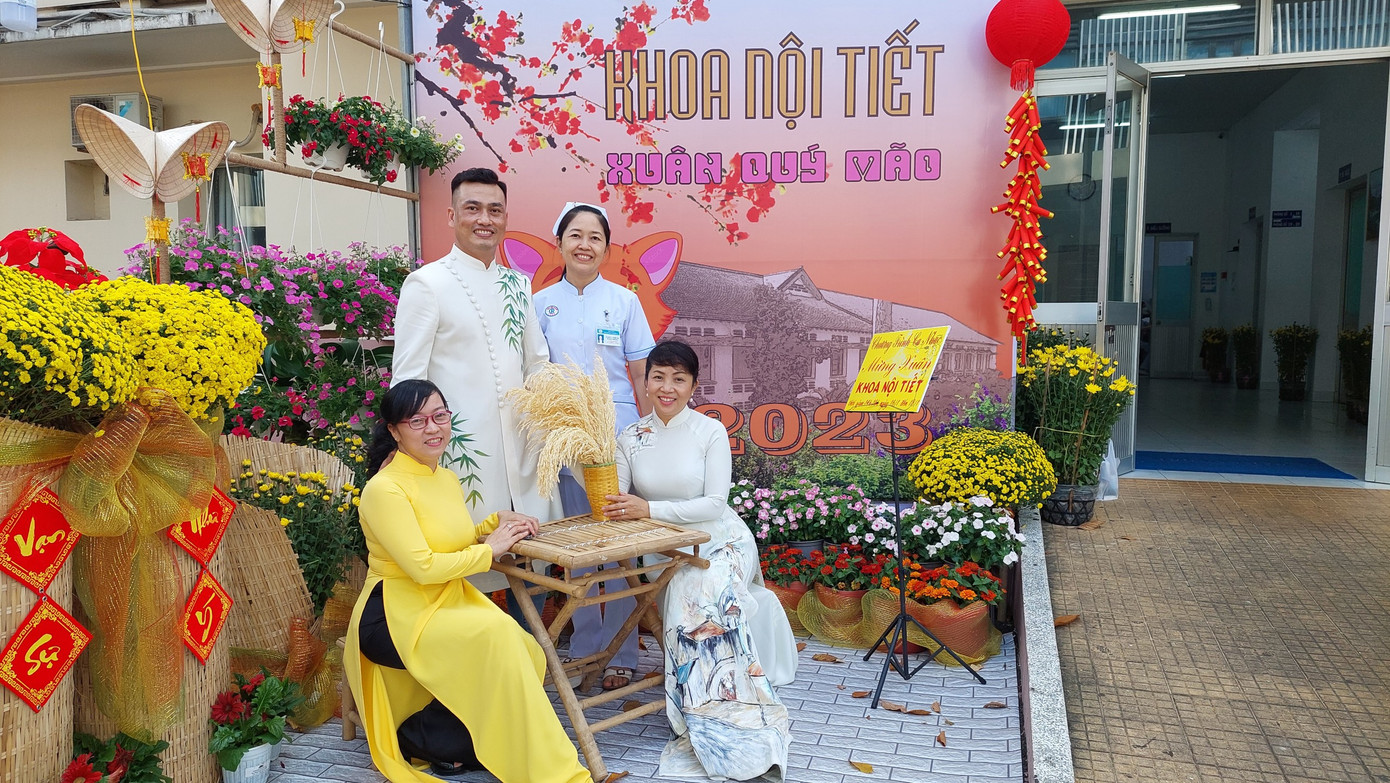 Đường hoa cũng là dịp để các y bác sĩ thư giãn sau quãng thời gian dài chống dịch và nỗ lực cứu chữa người bệnh Đường hoa cũng là dịp để các y bác sĩ thư giãn sau quãng thời gian dài chống dịch và nỗ lực cứu chữa người bệnh