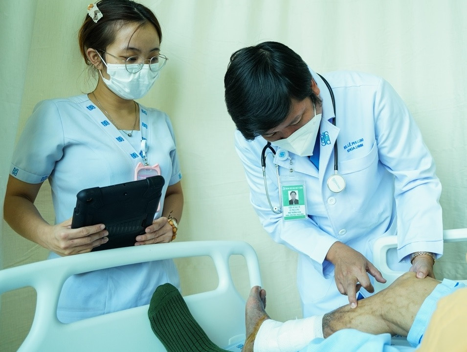 Bệnh nhân nhập viện trong tình trạng chân phải bắt đầu bị hoại tử do tắc hẹp động mạch Bệnh nhân nhập viện trong tình trạng chân phải bắt đầu bị hoại tử do tắc hẹp động mạch