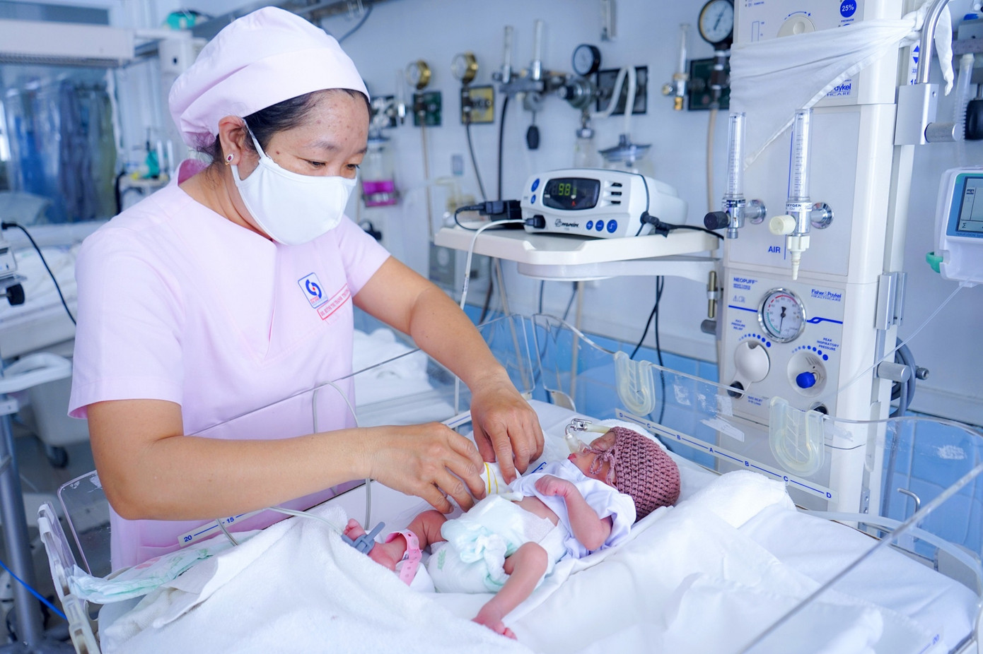 Bé gái chào đời khỏe mạnh trong niềm vui của các bác sĩ và gia đình