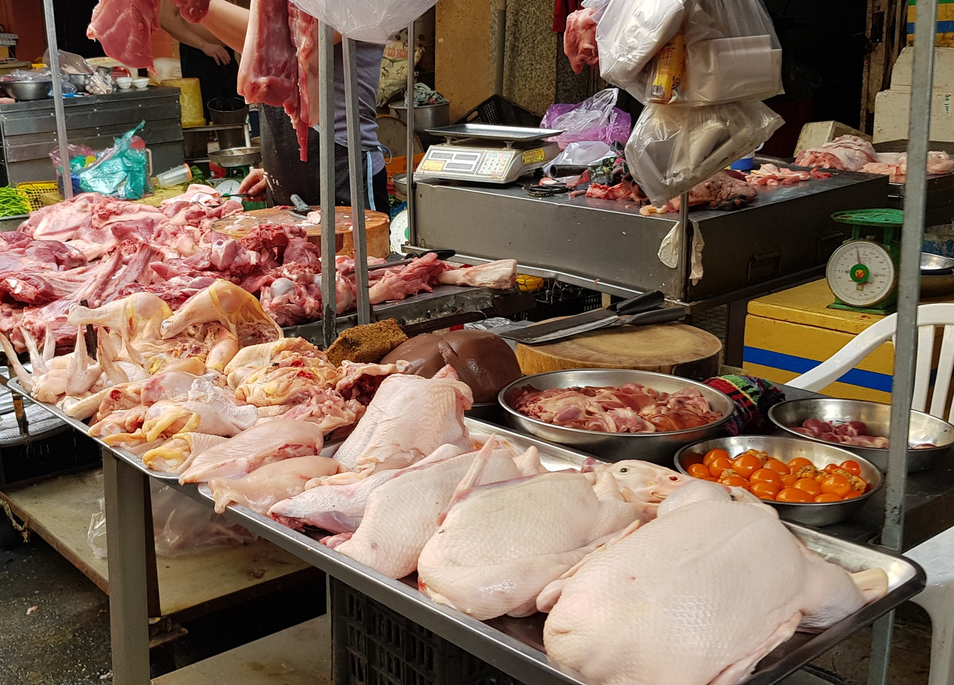 Gia cầm làm sẵn tại chợ tự phát không có dấu kiểm dịch của cơ quan chức năng