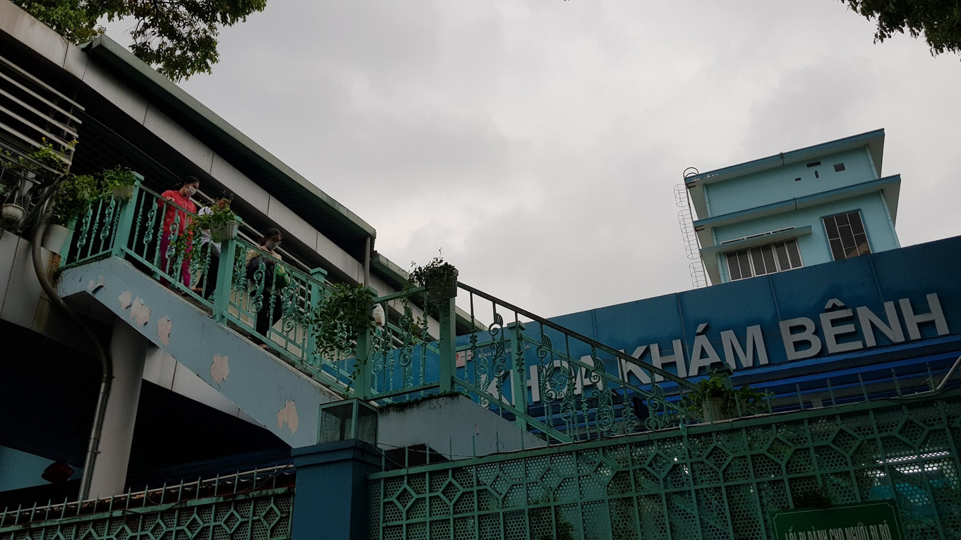 Cầu bộ hành băng qua đường Điện Biên Phủ tại Bệnh viện Bình Dân TPHCM