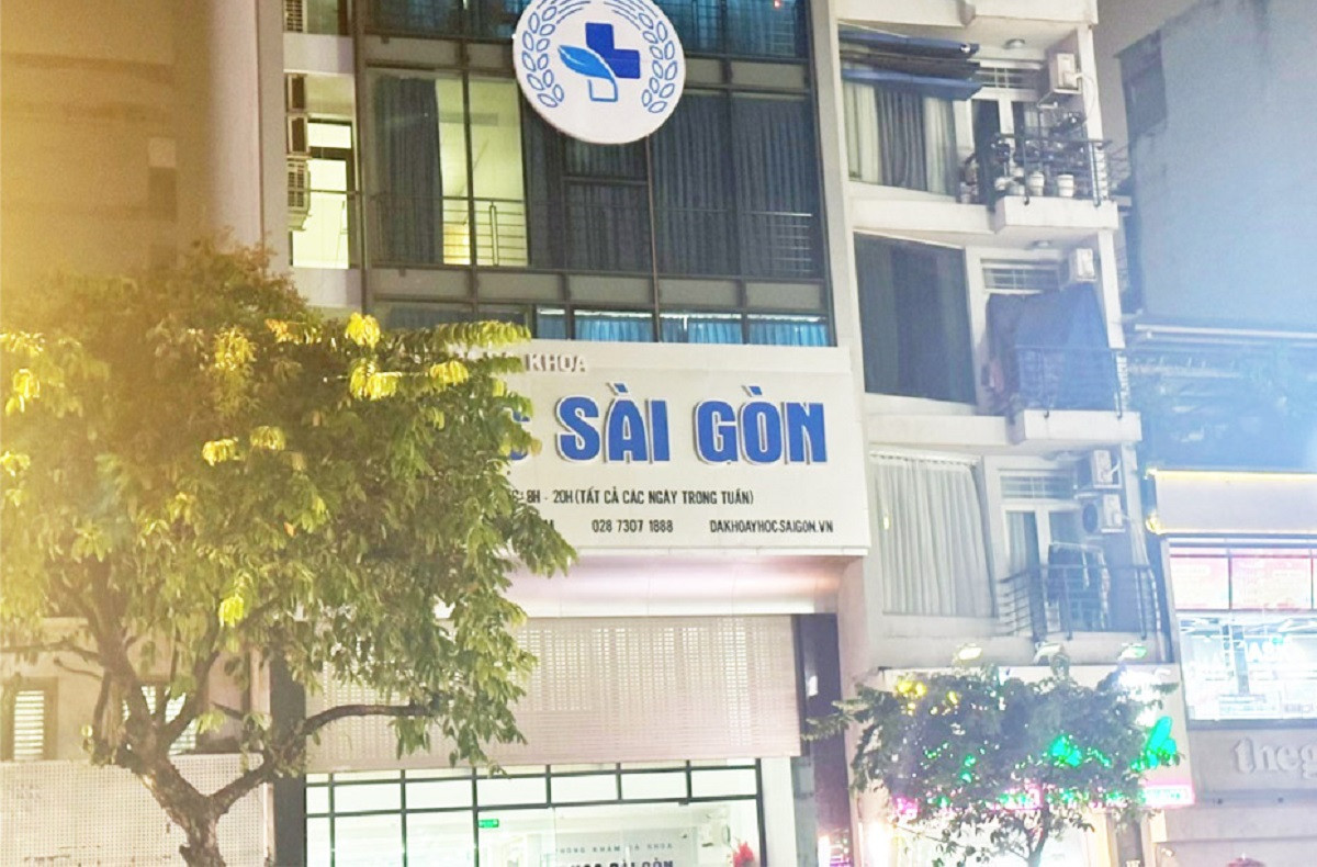 Thanh tra Sở Y tế đã tiến hành kiểm tra đột xuất Phòng khám Y học Sài Gòn ngay sau khi nhận được cuộc gọi kêu cứu của thân nhân người bệnh (ảnh: T.Tr) Thanh tra Sở Y tế đã tiến hành kiểm tra đột xuất Phòng khám Y học Sài Gòn ngay sau khi nhận được cuộc gọi kêu cứu của thân nhân người bệnh (ảnh: T.Tr)