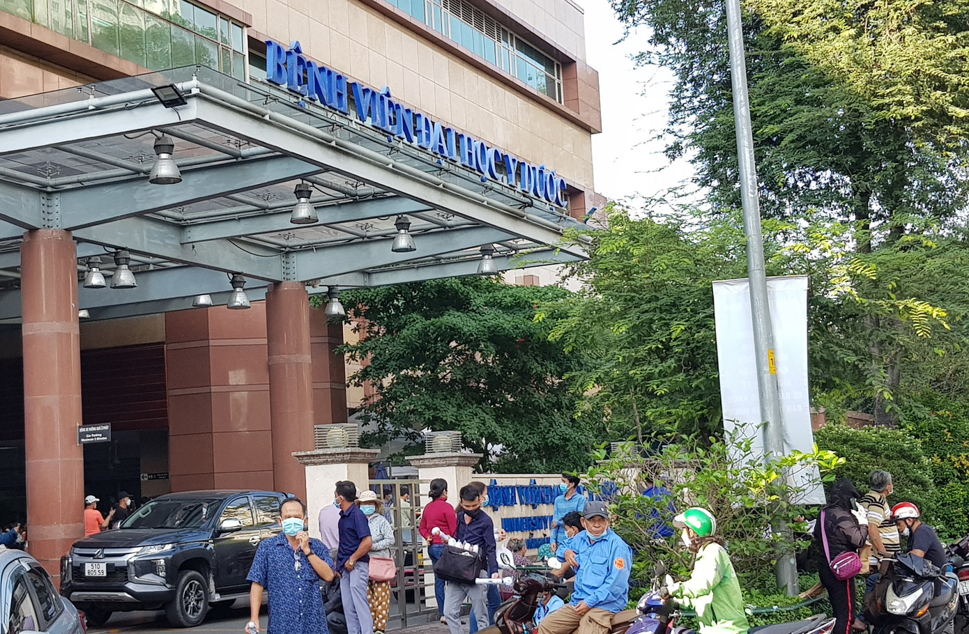 Bệnh viện Đại học Y Dược TPHCM nơi đang điều trị cho nữ bệnh nhân bị cây bật gốc đè lên người Bệnh viện Đại học Y Dược TPHCM nơi đang điều trị cho nữ bệnh nhân bị cây bật gốc đè lên người