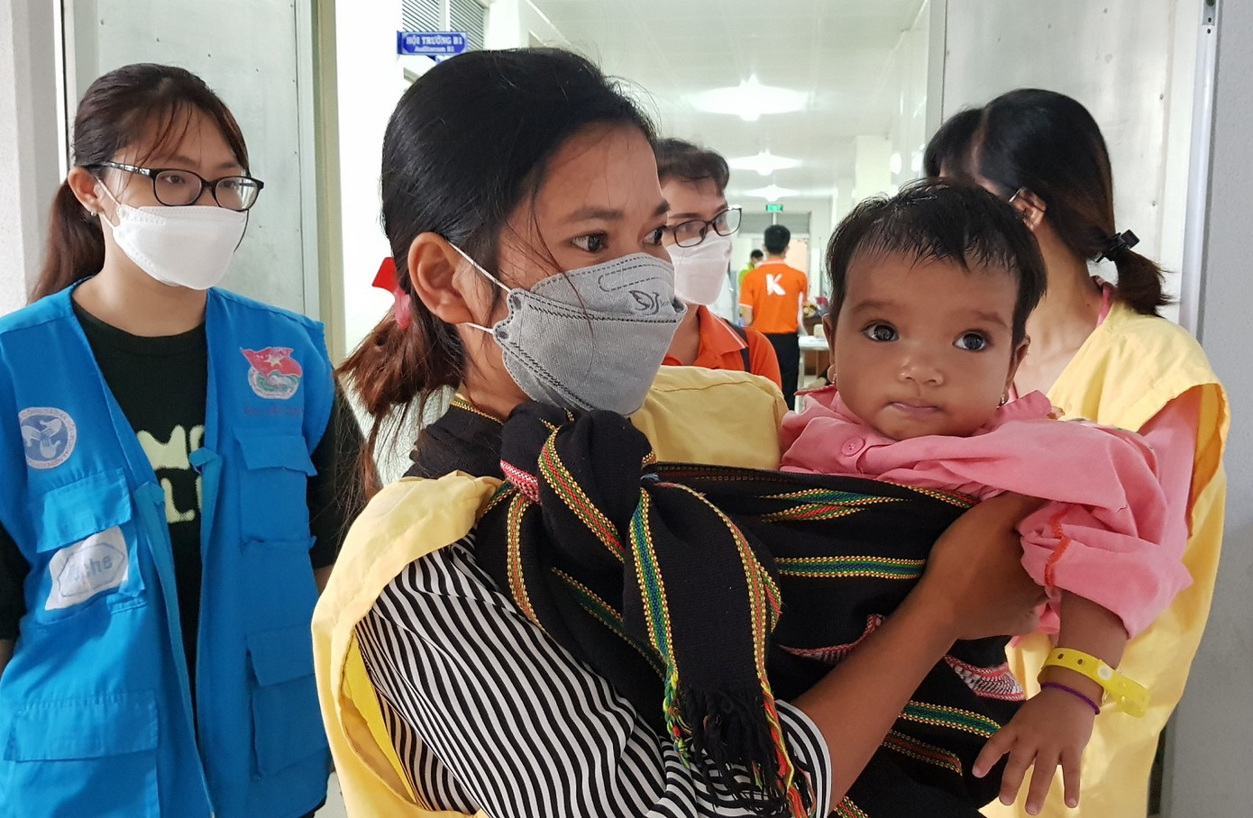 Người mẹ nghèo H&apos;lan cùng đứa con thơ đang mang trọng bệnh nghẹn ngào nhận quà Tết từ mạnh thường quân