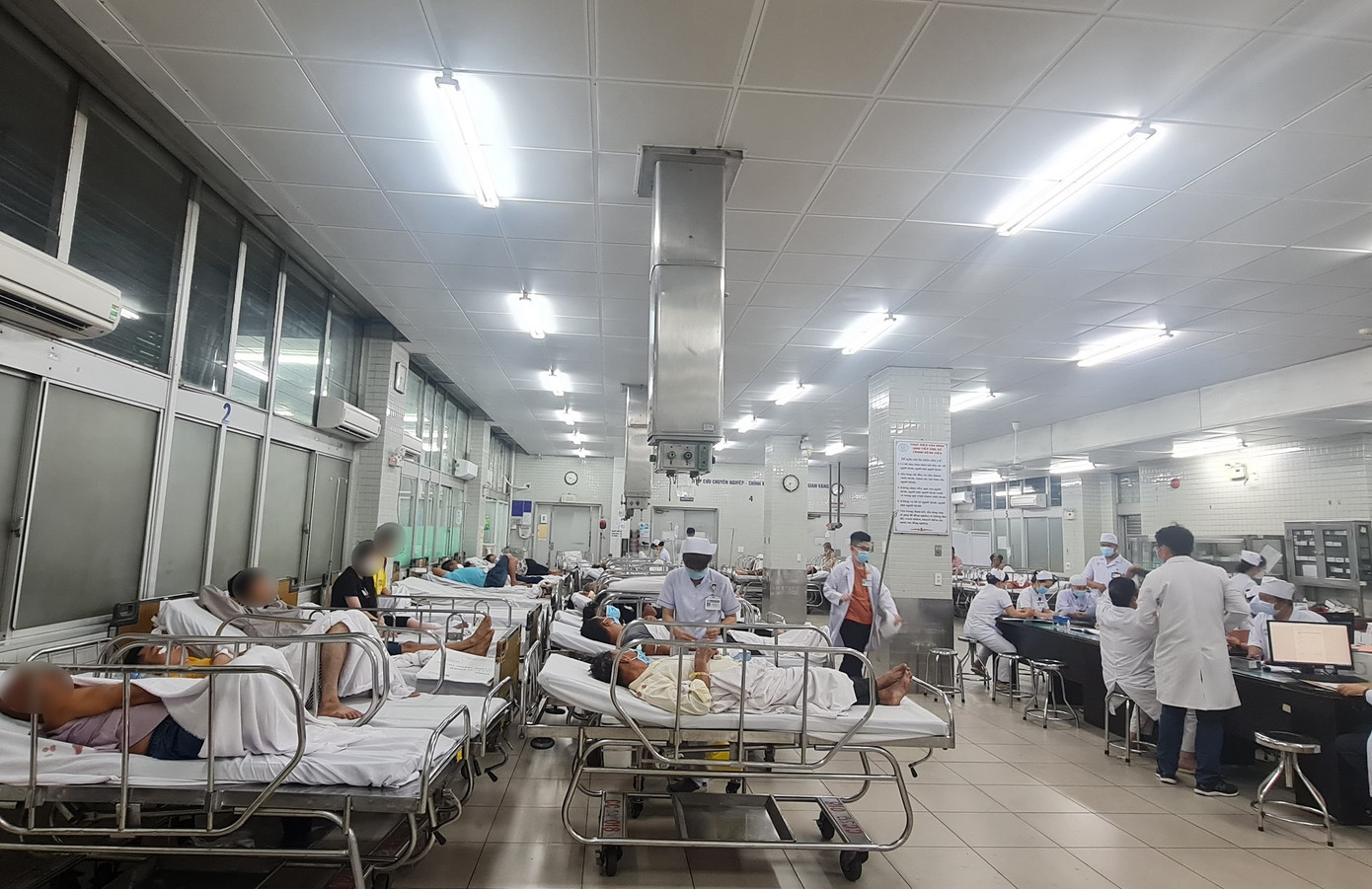 Khoa Cấp cứu, Bệnh viện Chợ Rẫy luôn trong tình trạng kín giường bệnh trong những ngày nghỉ Tết Khoa Cấp cứu, Bệnh viện Chợ Rẫy luôn trong tình trạng kín giường bệnh trong những ngày nghỉ Tết