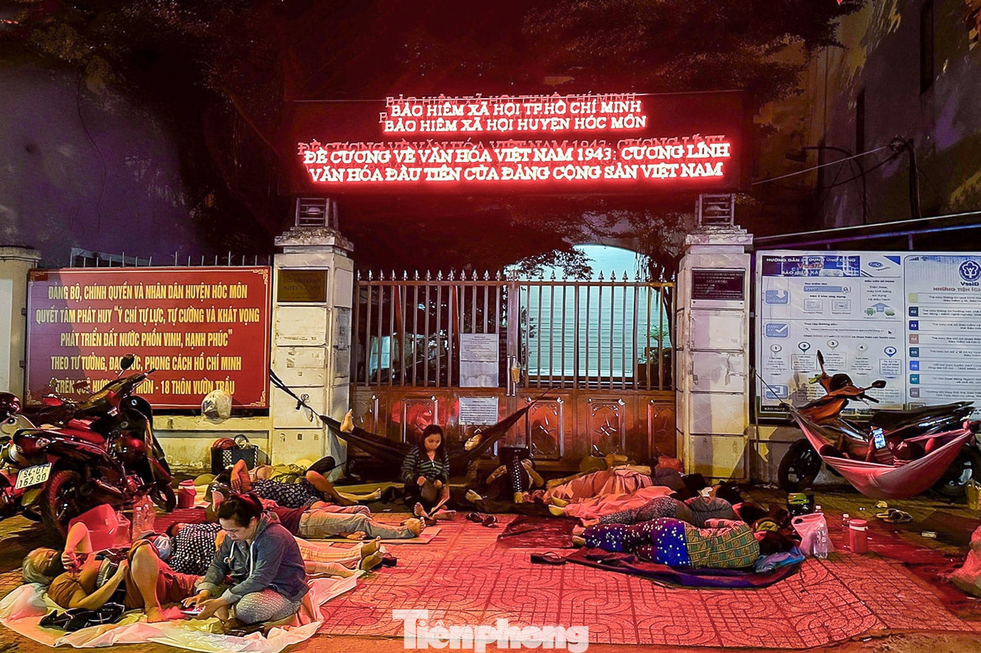 Các cơ sở BHXH tại TPHCM đang rơi vào tình trạng quá tải nghiêm trọng người rút bảo hiểm một lần. Các cơ sở BHXH tại TPHCM đang rơi vào tình trạng quá tải nghiêm trọng người rút bảo hiểm một lần.